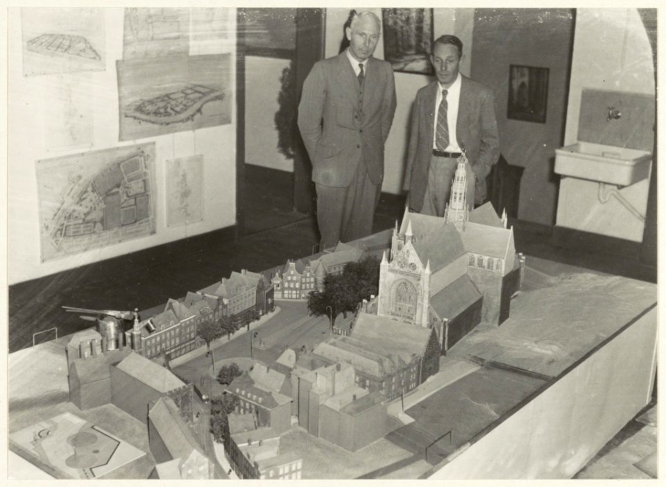Tentoonstelling van tekeningen en maquette van de Grote Markt. NL-HlmNHA 54004798