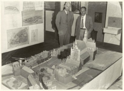 Tentoonstelling van tekeningen en maquette van de Grote Markt. NL-HlmNHA 54004798
