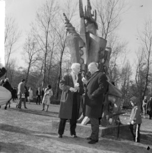 Tentoonstelling in Vondelpark geopend wethouder Den Uyl gesprek met Zadkine, Bestanddeelnr 917-5984