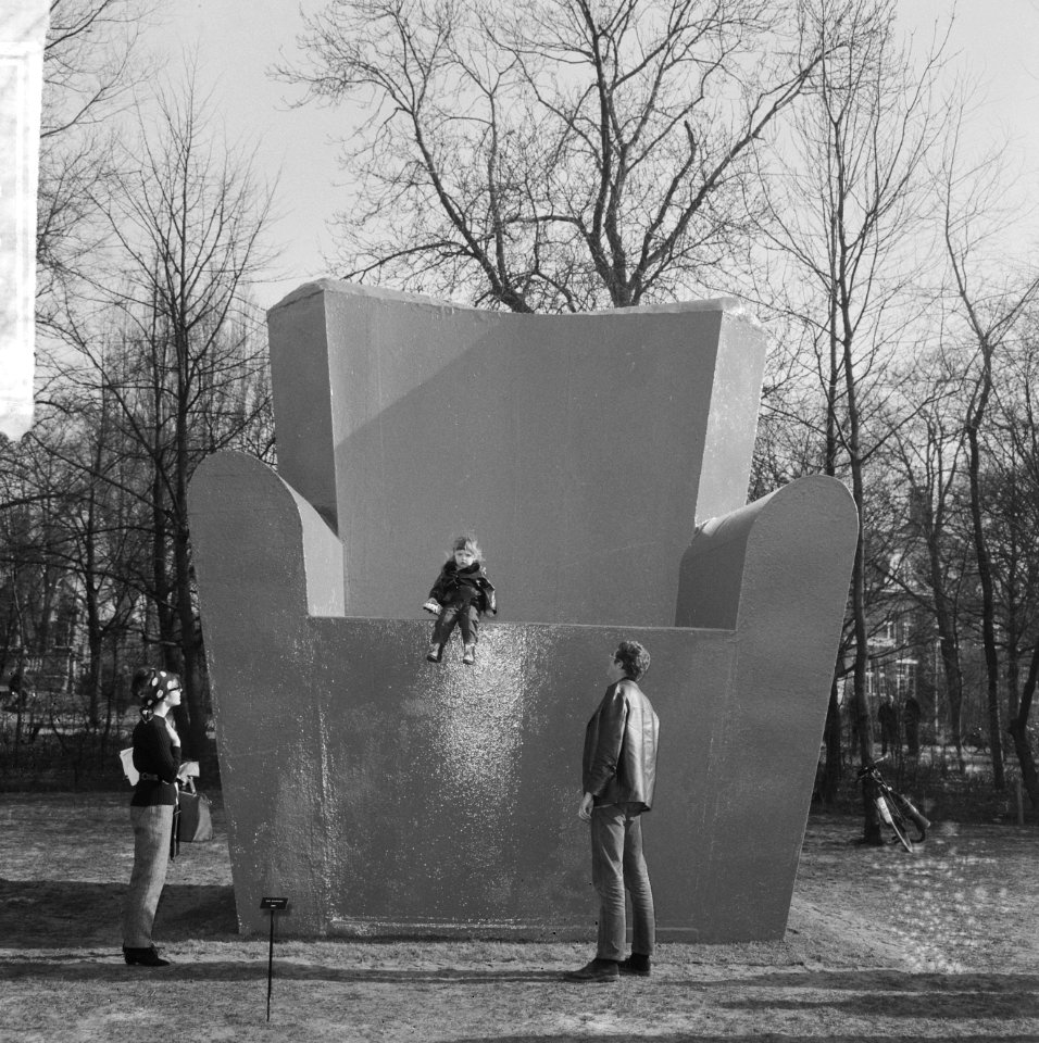Tentoonstelling in Vondelpark geopend, levensgrote fauteuil van Wim T. Schippers, Bestanddeelnr 917-5986