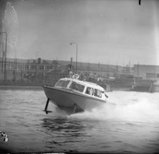 Tentoonstelling Hiswa in de RAI, een aluminium kajuit draagvleugelboot, Bestanddeelnr 917-4942