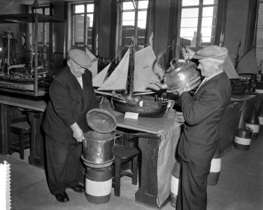Tentoonstelling in het gebouw van de visafslag te Scheveningen t.g.v. vlaggetjes, Bestanddeelnr 910-3667