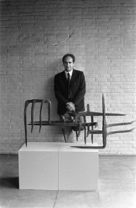 Tentoonstelling van de Spaanse kunstenaar Eduardo Chillida in Stedelijk Museum A, Bestanddeelnr 922-3405
