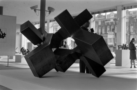 Tentoonstelling van de Spaanse kunstenaar Eduardo Chillida in Stedelijk Museum A, Bestanddeelnr 922-3406