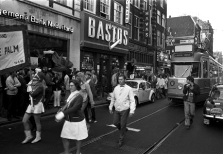 Tentoonstelling van Amerikaanse affiches in winkels in Leidsestraat geopend door, Bestanddeelnr 923-5949