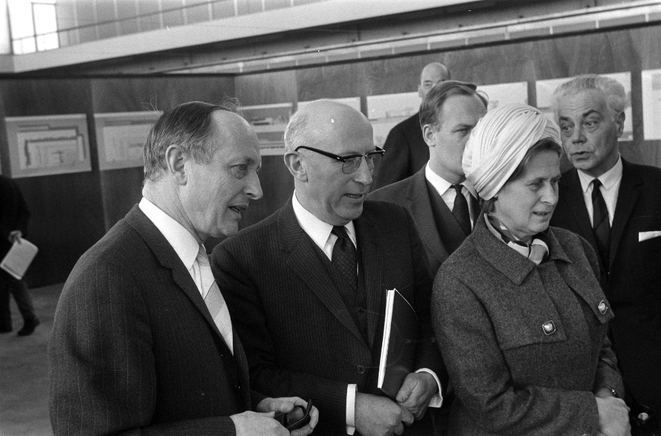Tentoonstelling Stadhuisprijsvraag Amsterdam in de RAI geopend v.l.n.r. de he, Bestanddeelnr 922-2216