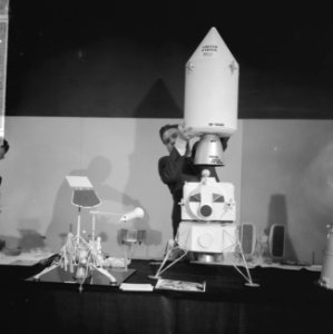 Tentoonstelling Spacemobile op de Rozengracht te Amsterdam de Saturnus, Bestanddeelnr 916-5517