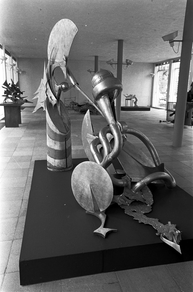 Tentoonstelling van Wessel Couzijn in Stedelijk Museum Op de voorgrond de Imper, Bestanddeelnr 921-3376
