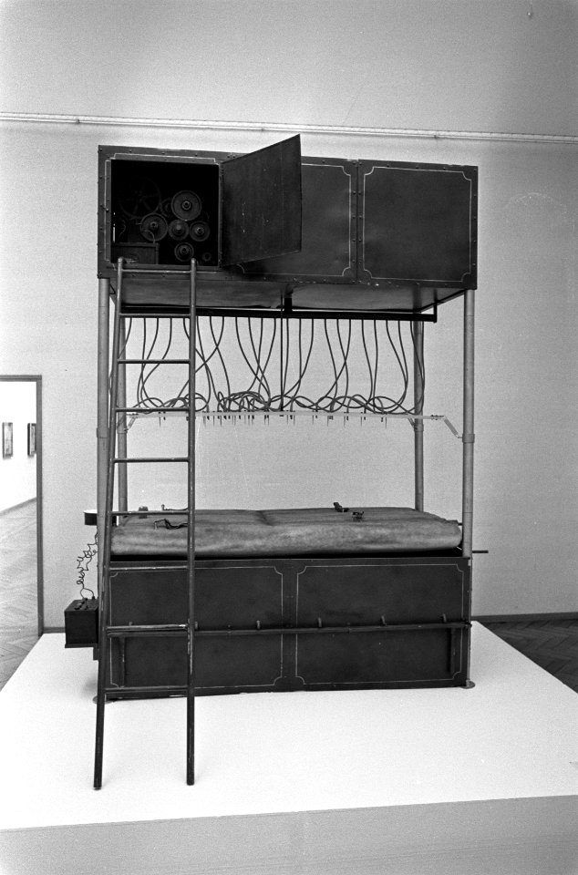 Tentoonstelling Vrijgezellenmachines in Amsterdams Stedelijk Museum executie, Bestanddeelnr 928-8956