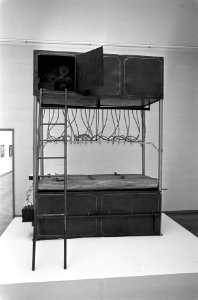 Tentoonstelling Vrijgezellenmachines in Amsterdams Stedelijk Museum executie, Bestanddeelnr 928-8956 photo