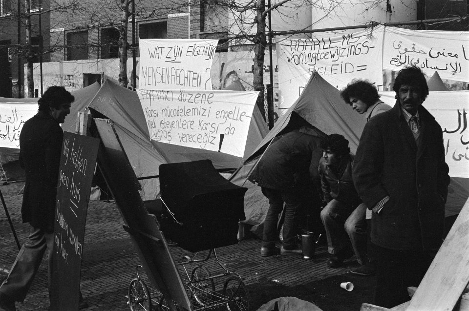 Tenten op Grote Markt in Haarlem neergezet door buitenlandse werknemers omdat ze, Bestanddeelnr 931-3427