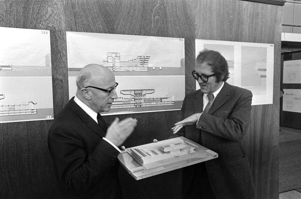 Tentoonstelling Stadhuisprijsvraag Amsterdam in de RAI geopend Samkalden (link, Bestanddeelnr 922-2214
