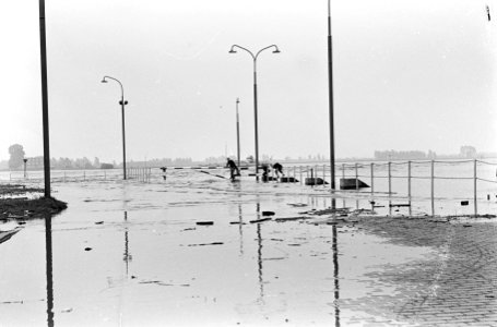 Tentoonstelling te Tiel bedreigd door water, alles rondom reeds ondergelopen, Bestanddeelnr 917-8597