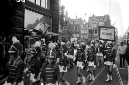 Tentoonstelling van Amerikaanse affiches in winkels in Leidsestraat geopend door, Bestanddeelnr 923-5947