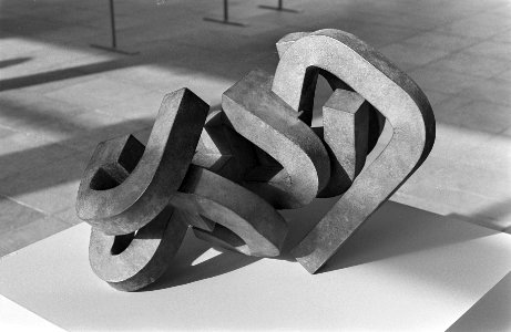Tentoonstelling van de Spaanse kunstenaar Eduardo Chillida in Stedelijk Museum A, Bestanddeelnr 922-3407