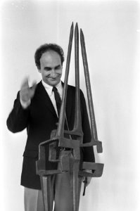 Tentoonstelling van de Spaanse kunstenaar Eduardo Chillida in Stedelijk Museum A, Bestanddeelnr 922-3403