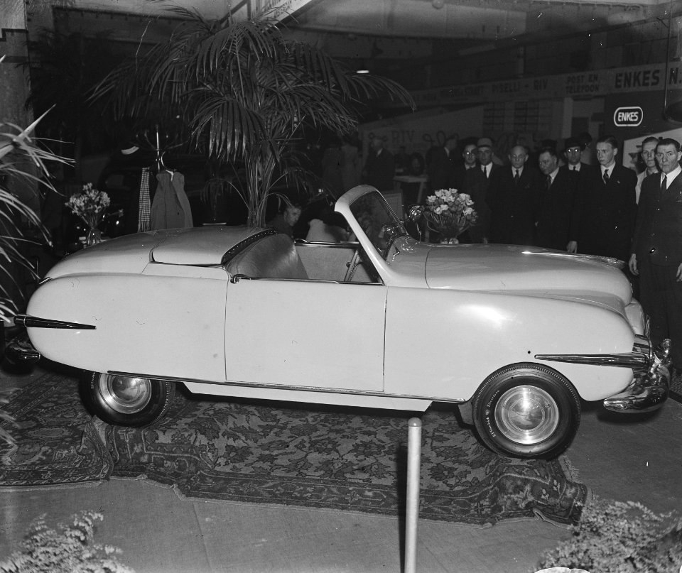 Tentoonstelling RAI. Wagen met open kap merk Playboy, Bestanddeelnr 902-7263