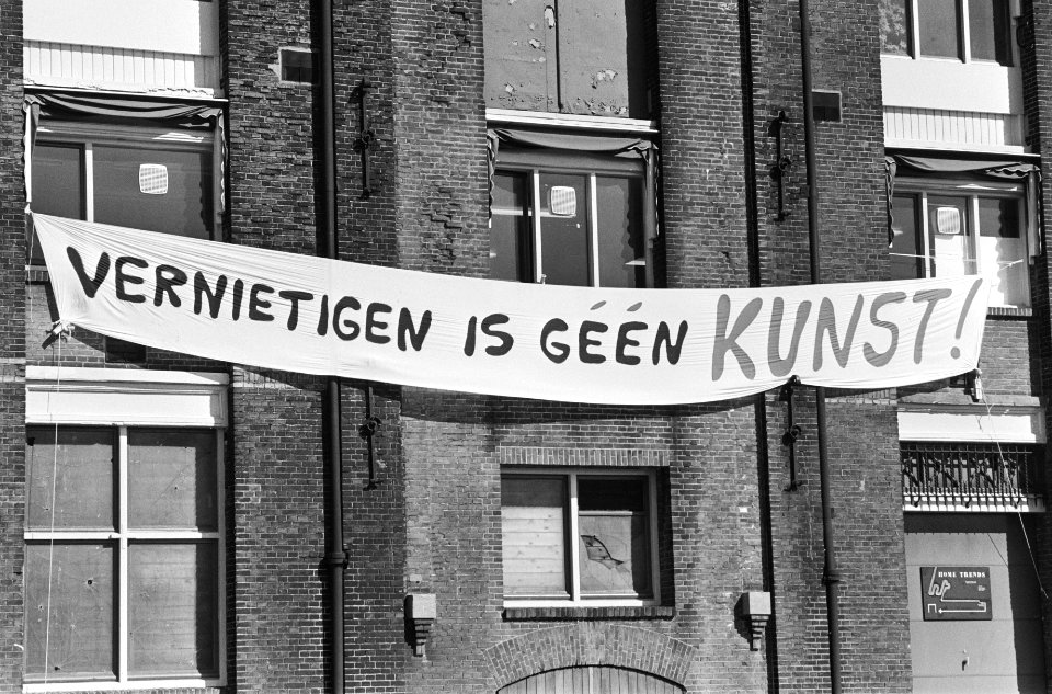 Tentoonstelling verontruste kunstenaars over slechte opslag kunstwerken in WKR-regeling, spandoek vernietigen is geen kunst, Bestanddeelnr 931-3997