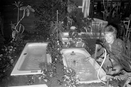 Tentoonstelling Sanitair en Hygiene Int. in Ahoyhal te Rotterdam, badkuipen vo, Bestanddeelnr 925-4574