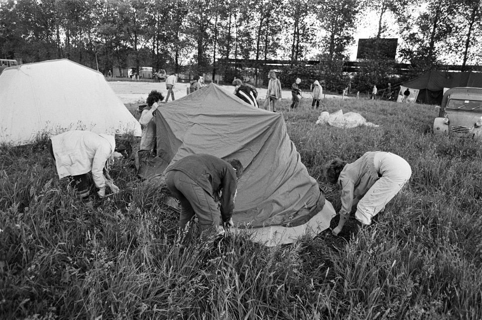 Tentenkamp wordt ingericht op een grasveld naast het Heraclesstadion in Almelo i.v.m. de manifestatie tegen de UCN-fabriek, Bestanddeelnr 931-5475