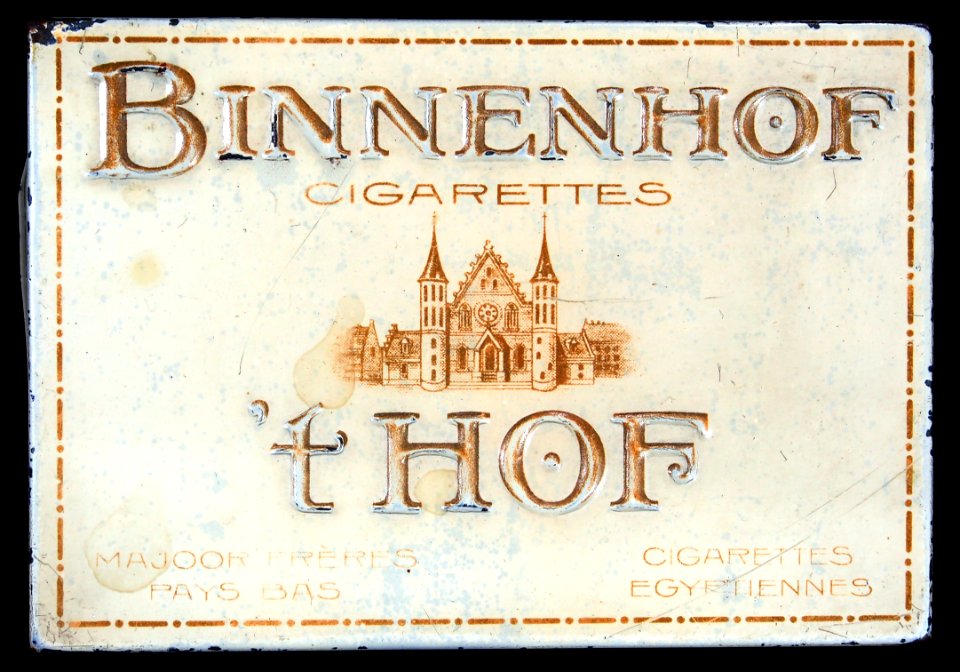 T Hof, Binnenhof cigarettes blik, front