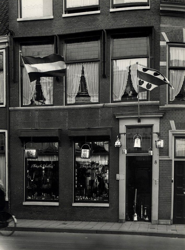 T Friesche Schathuis aan de Jansstraat 8, de voorgevel met de etalages. Aangekocht in 1977 van fotograaf C. de Boer. Identificatienummer 54-004554, NL-HlmNHA 54004554