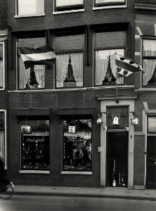 T Friesche Schathuis aan de Jansstraat 8, de voorgevel met de etalages. Aangekocht in 1977 van fotograaf C. de Boer. Identificatienummer 54-004554, NL-HlmNHA 54004554