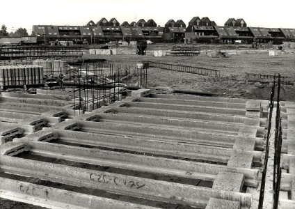 T Poldertje. Funderingen voor de bouw van 130 woningen, in het Poldertje, te Spaarndam noord, ziende naar het zuiden. Aangekocht in 1979 van fotograaf C. de Boer. - Negatiefnummer 18463 k. -, NL-HlmNHA 1478 25900 K 38