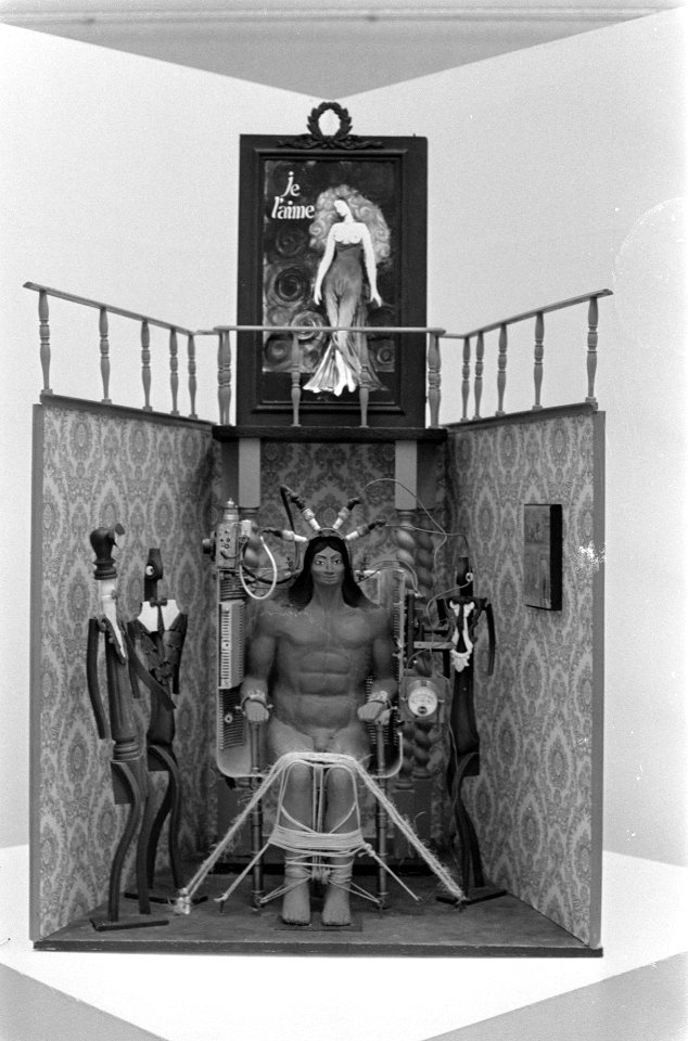 Tentoonstelling Vrijgezellenmachines in Amsterdams Stedelijk Museum Machine , Bestanddeelnr 928-8959