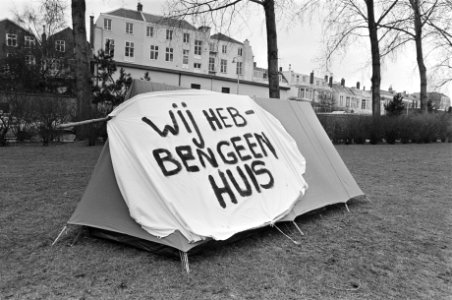 Tent met tekst Wij hebben geen huis bewoond voor hoofdbureau van politie in De, Bestanddeelnr 931-3303