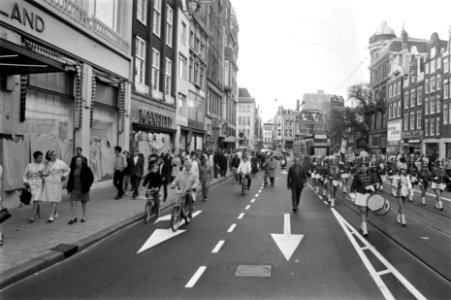 Tentoonstelling van Amerikaanse affiches in winkels in Leidsestraat geopend door, Bestanddeelnr 923-5950