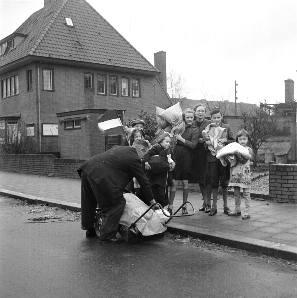 Terugkerende evacué 's in Venlo, Bestanddeelnr 900-2174