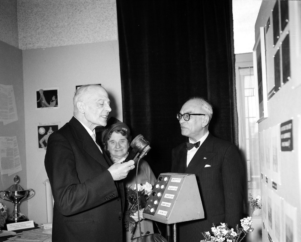 Tentoonstelling Ritter 75 in Den Haag . Links dr. Ritter en rechts wethouder J, Bestanddeelnr 909-0067