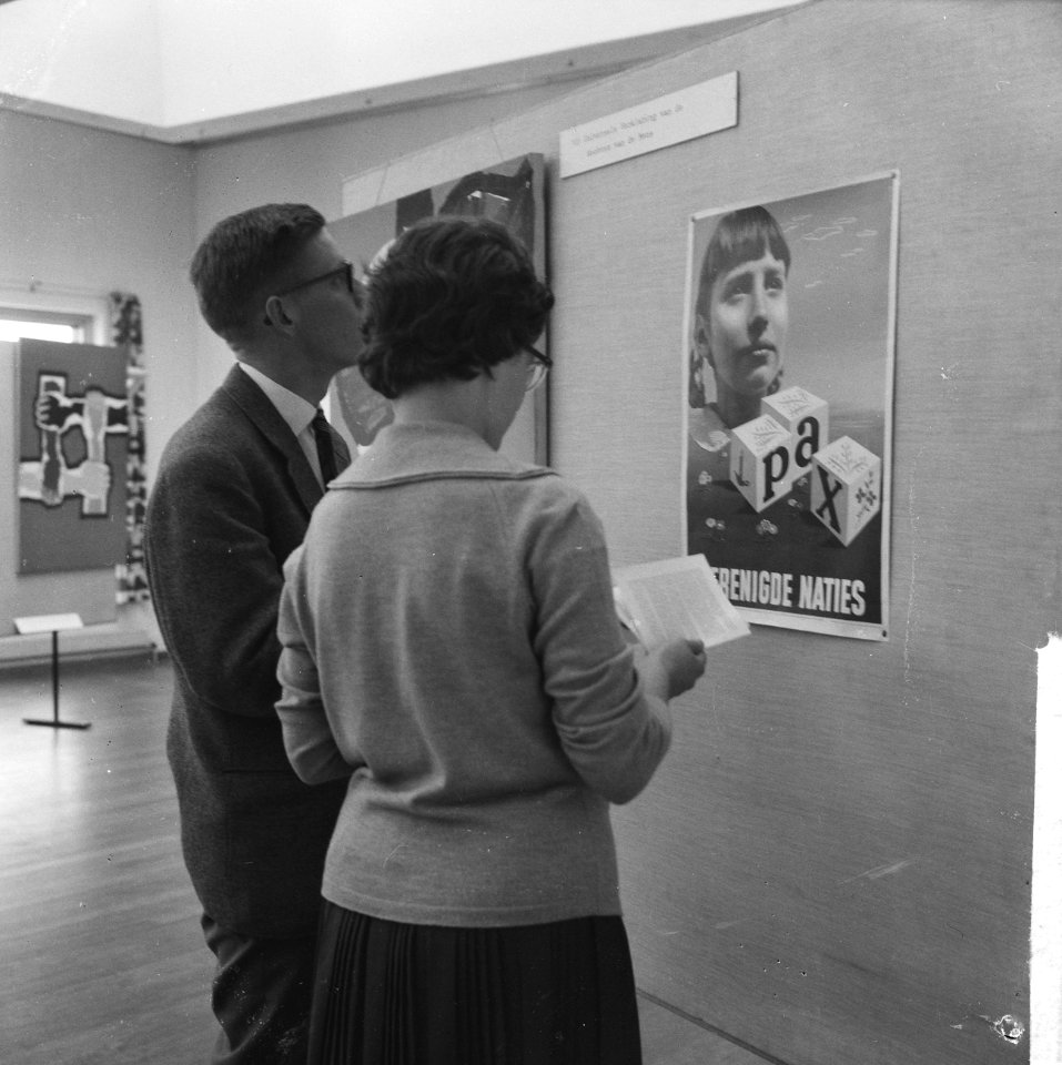 Tentoonstelling rechten en plichten van de mens in de Zuiderpark-HBS te Den Haag, Bestanddeelnr 914-4102