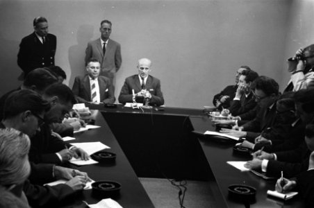 Terug uit Nieuw-Guinea Persconferentie, links brigade-generaal Eeckhout, in het, Bestanddeelnr 914-4610