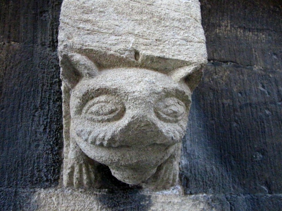Tête de monstre en statues sur la collégiale de Neuchâtel