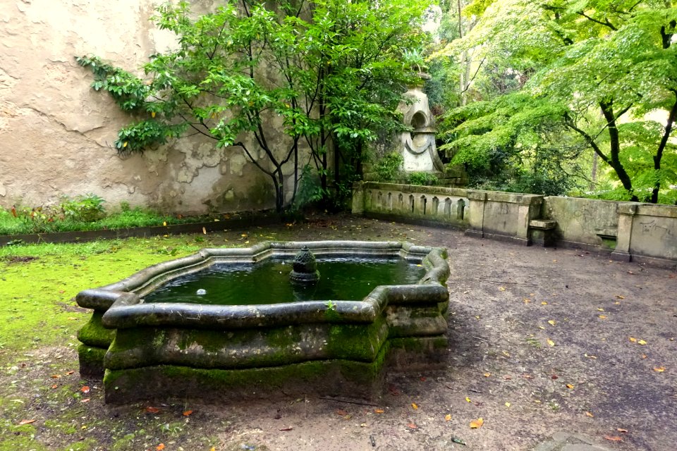 Terrace fountain - Jardim Botânico da Universidade de Coimbra - Coimbra, Portugal - DSC08851