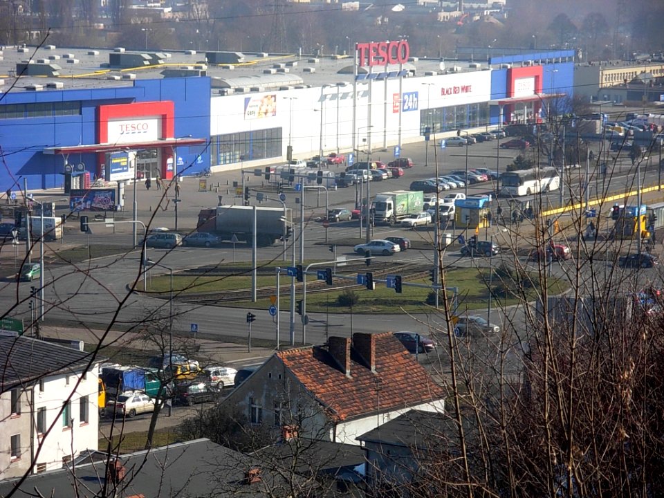 Tesco i rondo Toruńskie ze zbocza 2010a