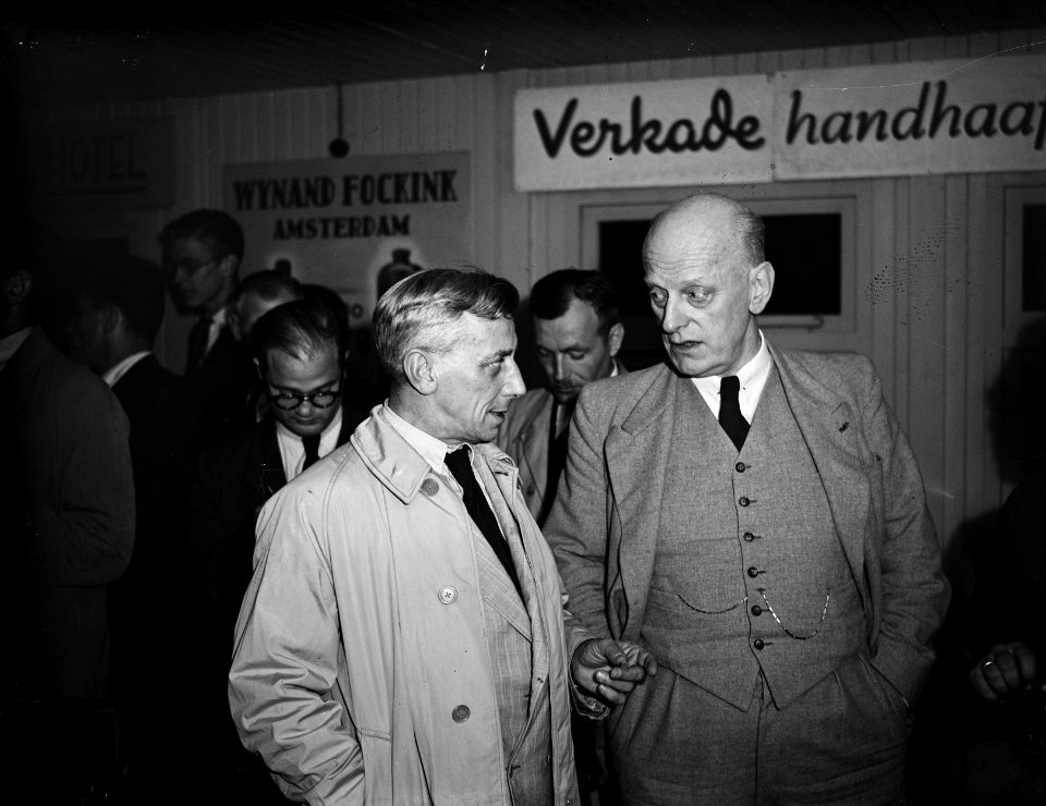 Terugkeer van L. Neher (links). Hij wordt begroet door minister J.A. Jonkman, Bestanddeelnr 902-8928