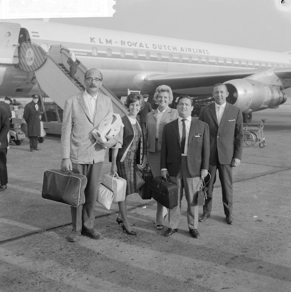 Terug uit Nieuw-Guinea, v.l.n.r. Jan Pruis, Willeke Alberti, Mieke Telkamp , Wil, Bestanddeelnr 914-3870