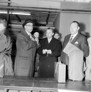 Terugkeer Amsterdamse delegatie uit New York . Burgemeester van Hall bij de doua, Bestanddeelnr 913-1829
