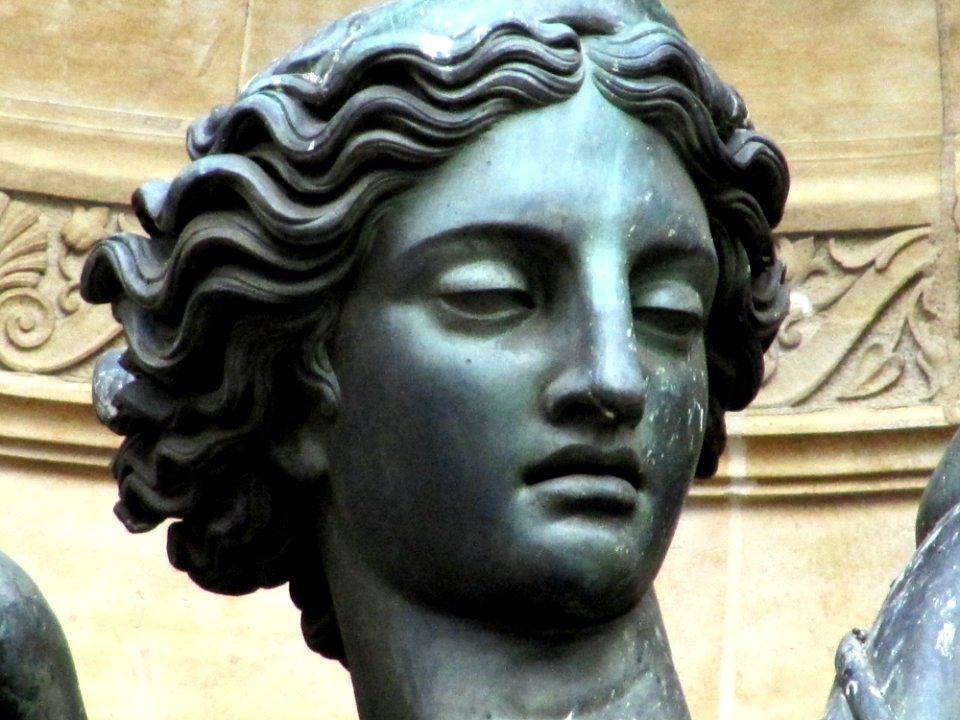 Tête de la sculpture de Saint Michel