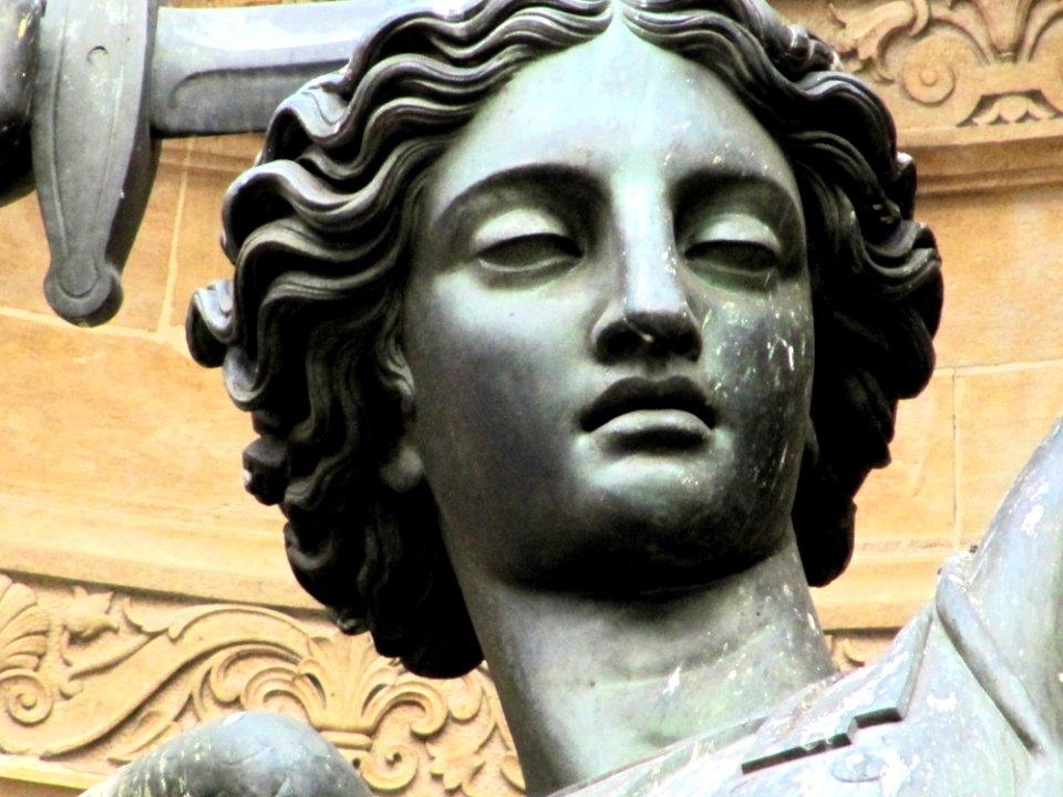 Tête de la sculpture de Saint Michel - Paris