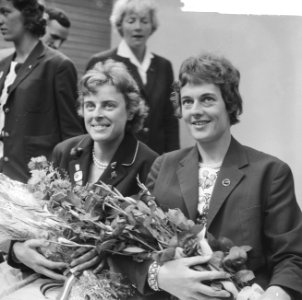 Terug uit Belgrado, links Tilly van Zwaard , rechts Gerda Kraan, Bestanddeelnr 914-3237