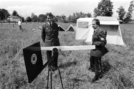 Tentenkamp wordt ingericht op een grasveld naast het Heraclesstadion in Almelo i, Bestanddeelnr 931-5475