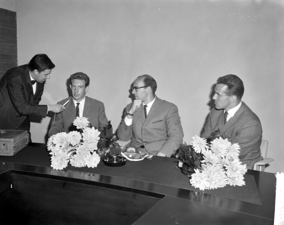 Terug uit Belgrado, de atleten vlnr Kamerbeek, Kees Koch en Fanny Blankers, Bestanddeelnr 914-3198