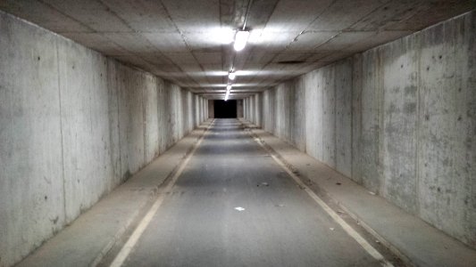 Túnel subterráneo iluminado del Carril bici de la Ribera del Júcar o Carril bici Albacete-Valdeganga