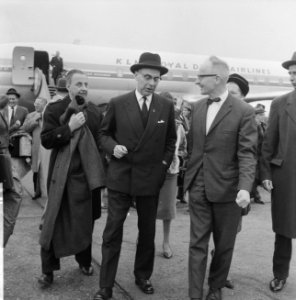 Terugkeer Amsterdamse delegatie uit New York . Burgemeester van Hall op platform, Bestanddeelnr 913-1827