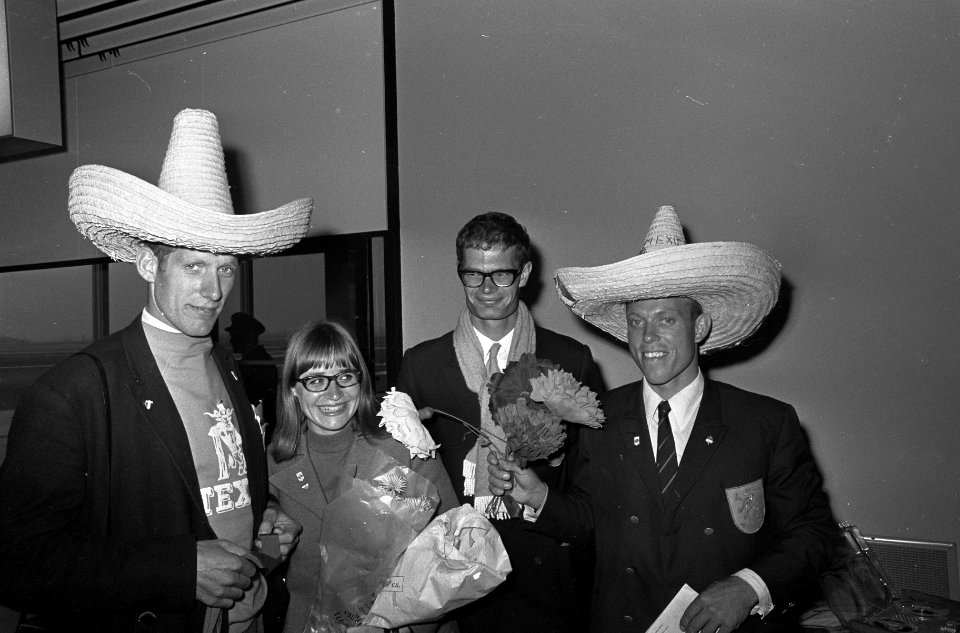 Terug uit Mexico Harry Droog , Wilma van den Berg , van Dis en Jan Wienese op Sc, Bestanddeelnr 920-8019