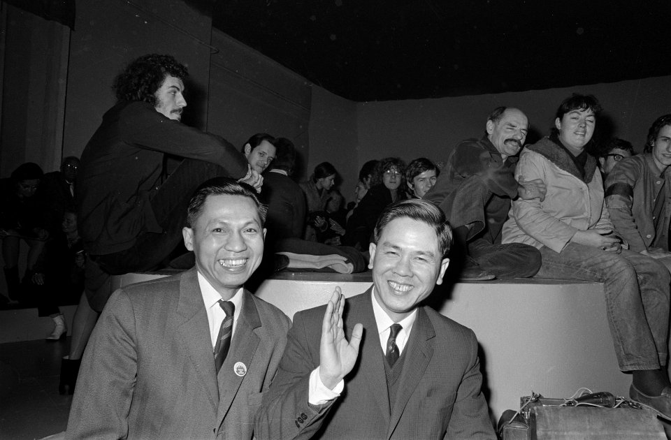 Tentoonstelling over oorlog in Vietnam in Kosmos, Amsterdam. Twee leden van Zuid, Bestanddeelnr 923-2323